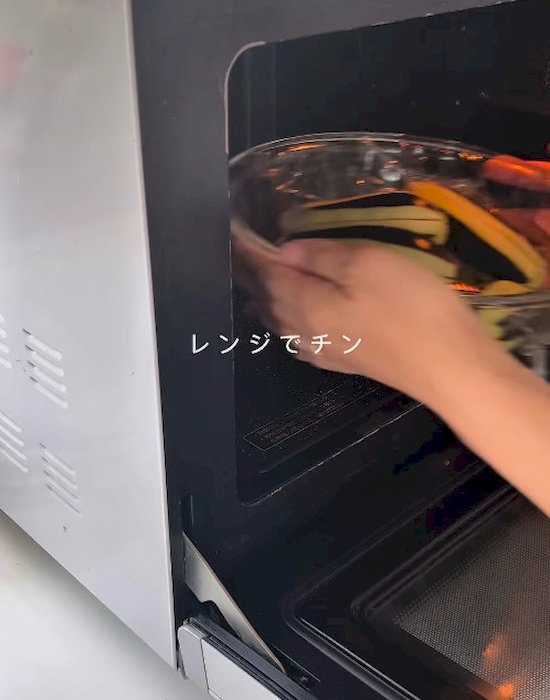 耐熱皿に入れたナスを電子レンジに入れる様子