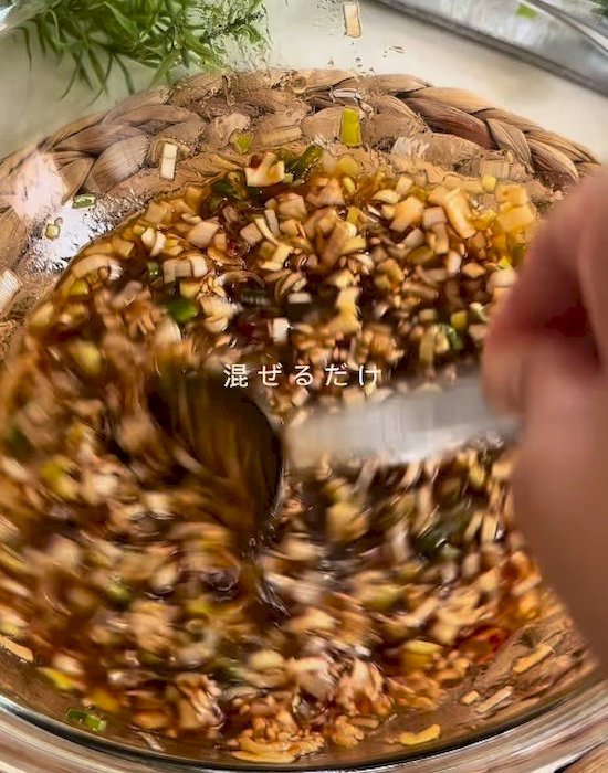 ボウルで調味料を混ぜる様子