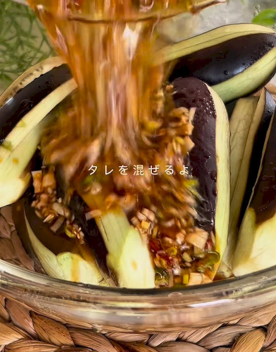 ナスにタレをかける様子