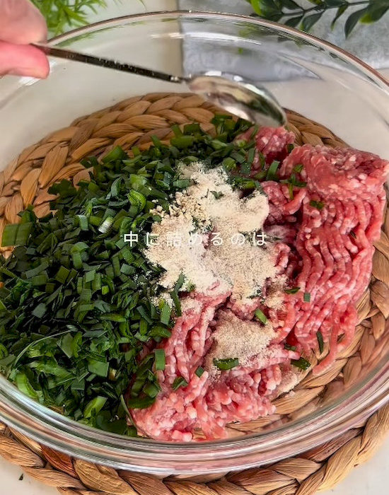 ボウルに肉だねの材料を入れる様子