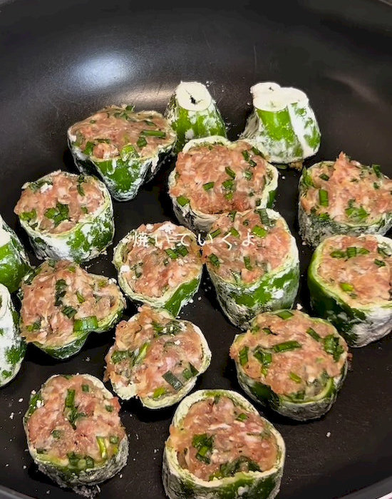 肉だねを詰めたピーマン