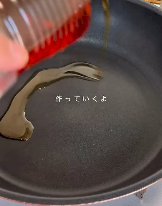 フライパンにゴマ油をひく