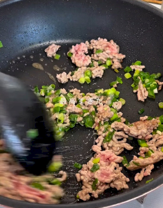 豚ひき肉を炒める