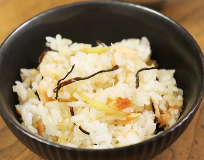 お茶碗によそわれた炊き込みご飯の写真
