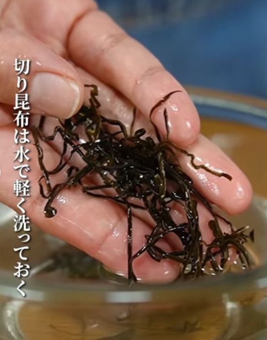 切り昆布を水で洗う