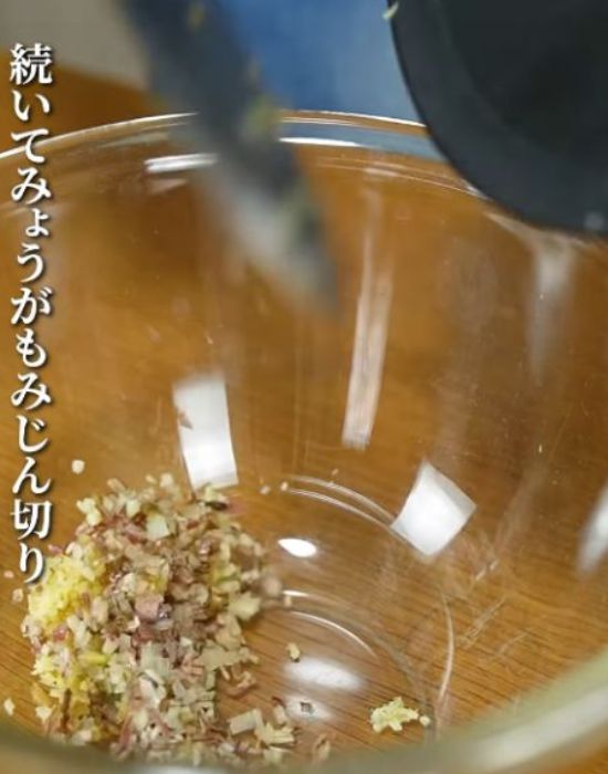 ほかの野菜をみじん切りにする
