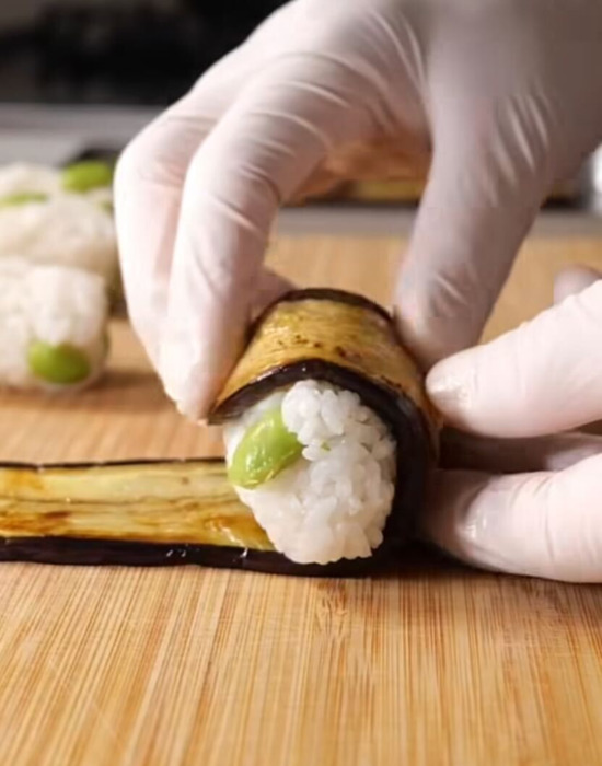 枝豆ご飯をナスで巻く様子