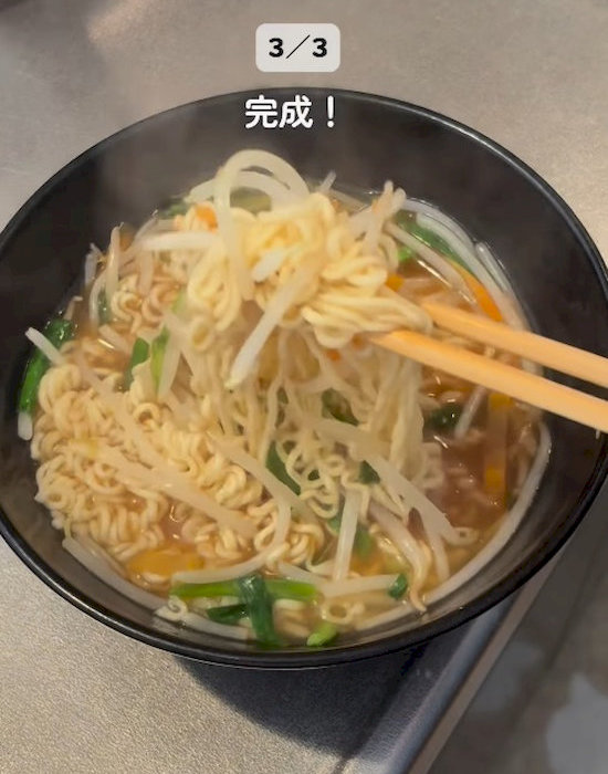 スープの素を溶かして、麺をほぐしたら完成