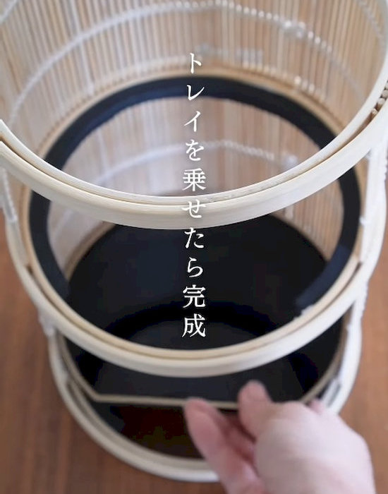 セリアのアイテムで作ったアフタヌーンティートレイに半月盆をのせている様子
