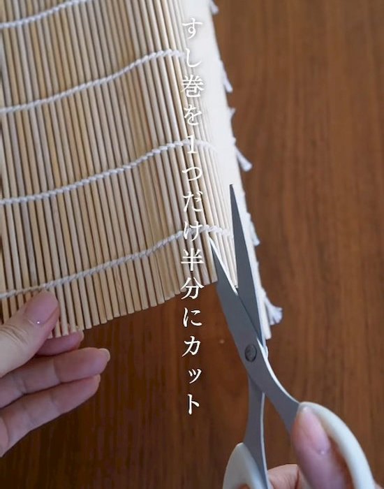 すし巻を切っている様子