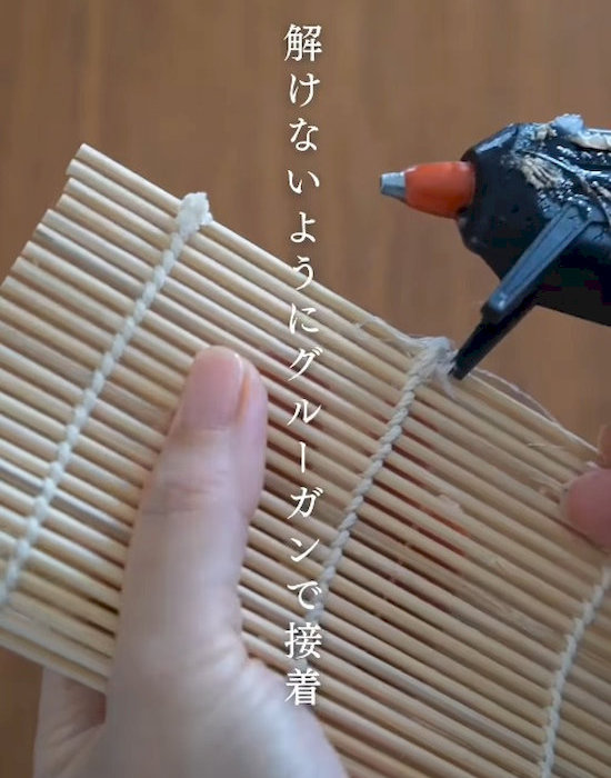 すし巻の切り口をグルーガンでとめている様子