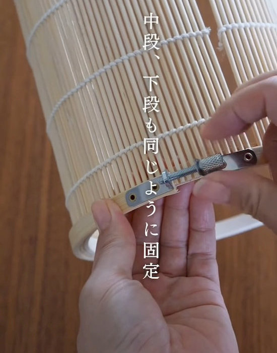 すし巻に竹製刺しゅう枠を固定している様子