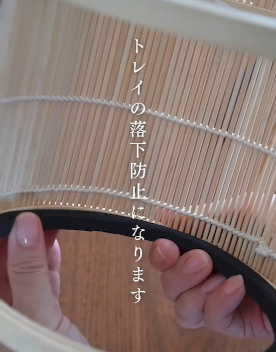すし巻にすき間テープを貼っている様子