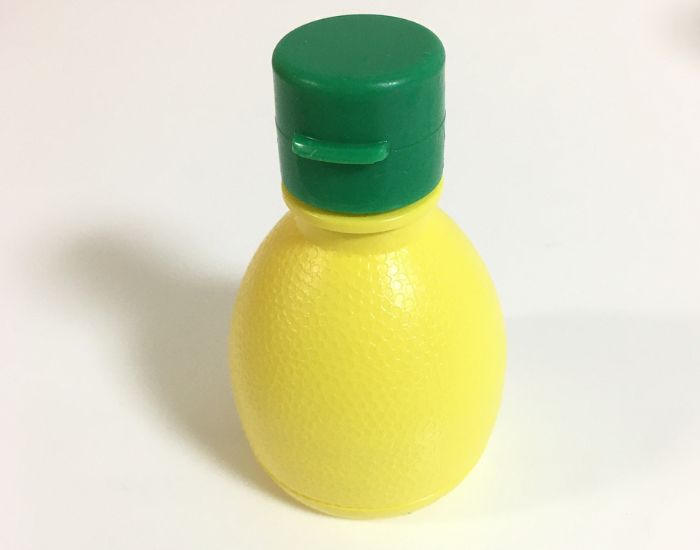 レモンの形をした容器の写真