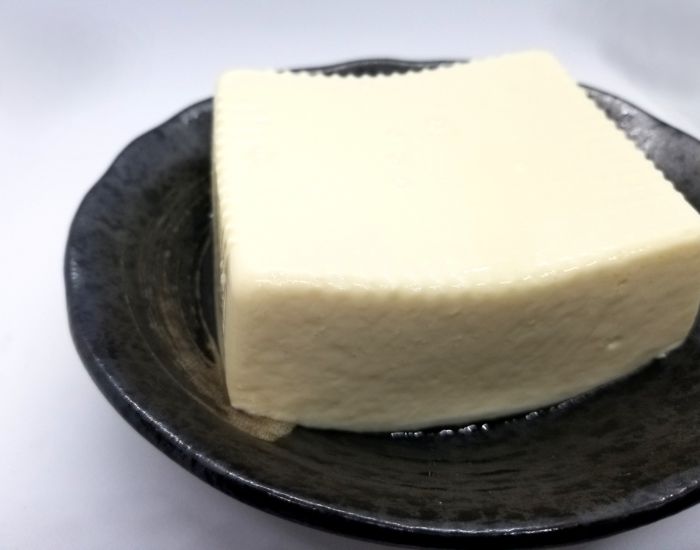 皿に出された豆腐の写真