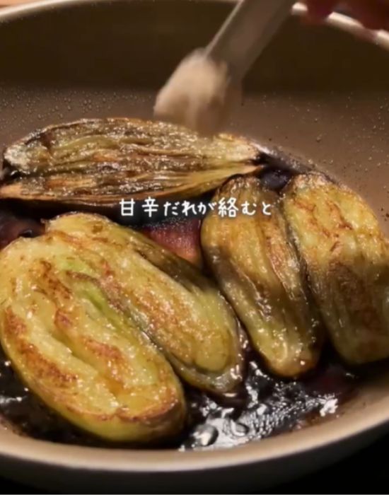 ナスに調味料を加えている様子