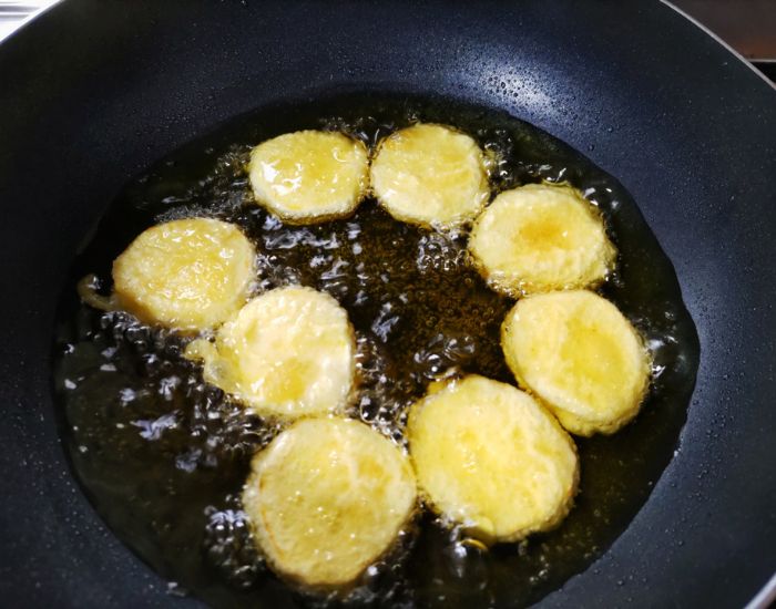 フライパンで揚げ物をしている様子