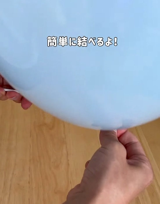 風船を持つ人の手