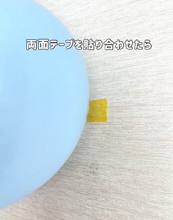 壁に風船を貼り付けている様子