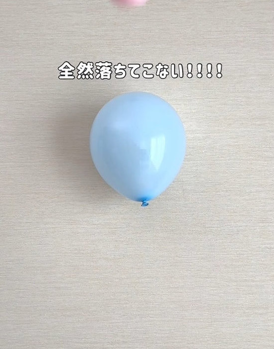 壁に風船を貼り付けている様子