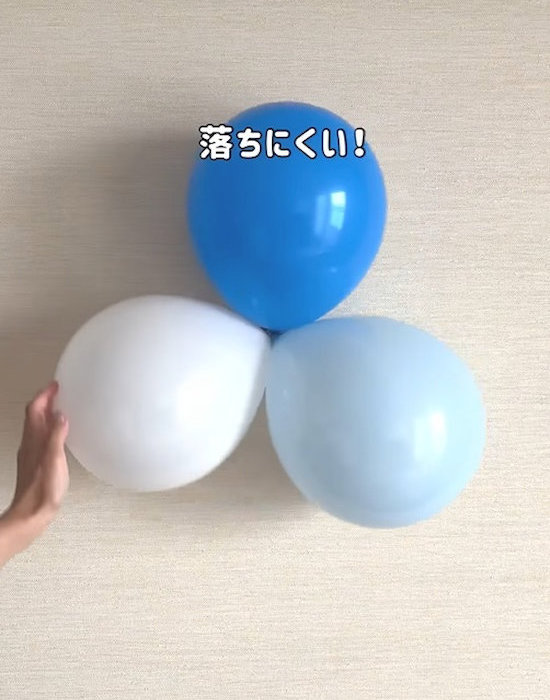 壁に飾られた風船