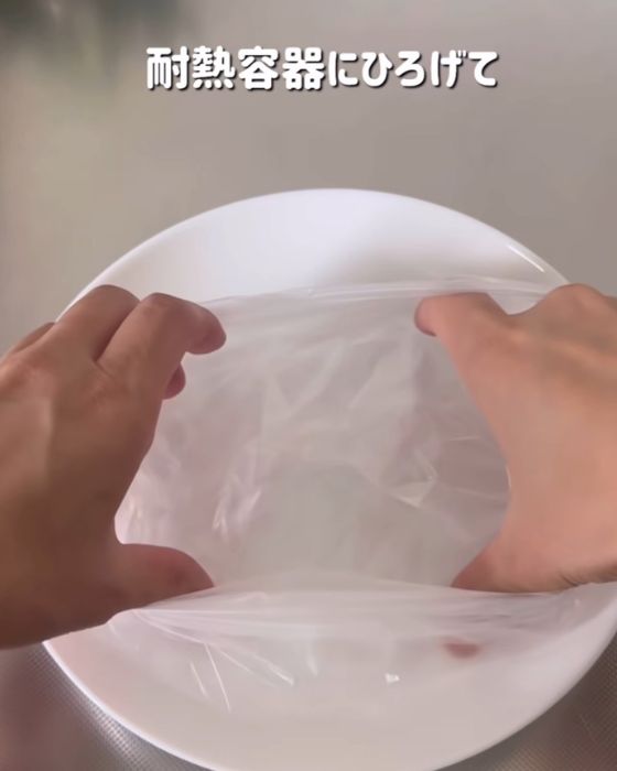 耐熱容器に『アイラップ』を広げる様子