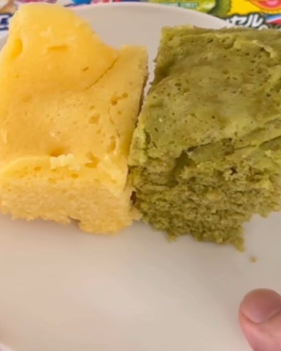 バニラ味と抹茶味の蒸しパンを並べた様子
