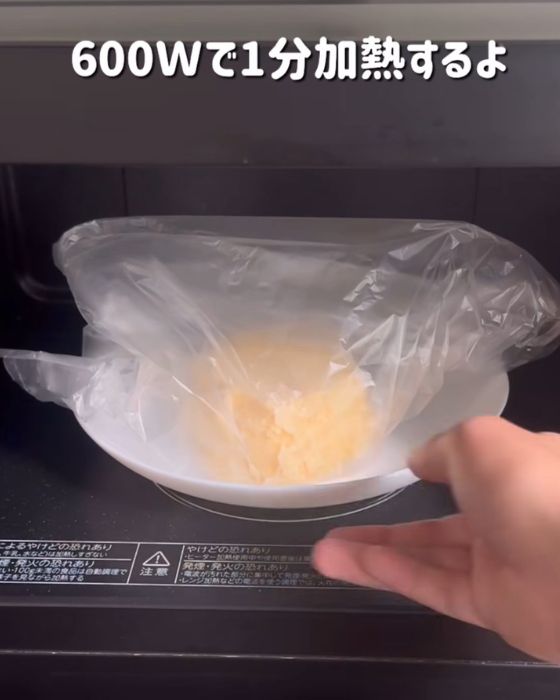 耐熱皿にのせたアイスクリームを入れた『アイラップ』を電子レンジに入れる様子