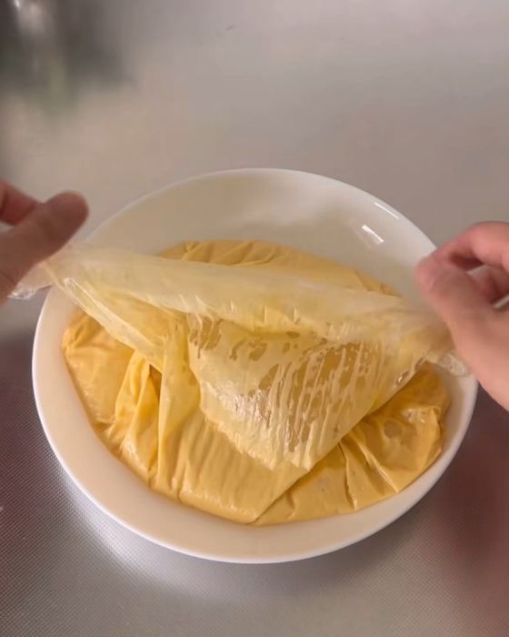 材料を入れた『アイラップ』の口を巻いて閉じる様子