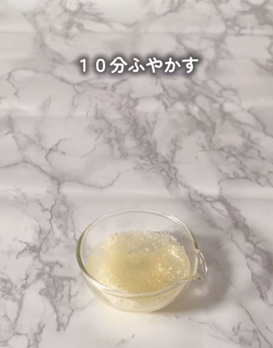 粉ゼラチンに水を加えてふやかす