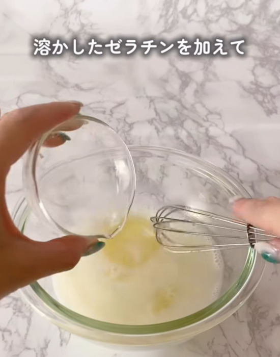 ゼラチンを加えて溶かす