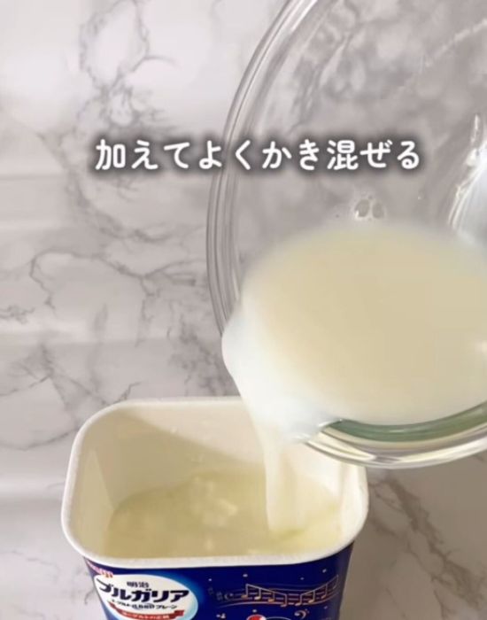 水切りしたヨーグルトに加えて混ぜ合わせる