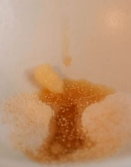 調味料と水と氷を加えて混ぜる