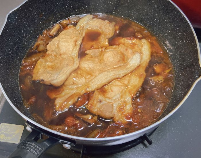 フライパンで豚の生姜焼きを作っている様子