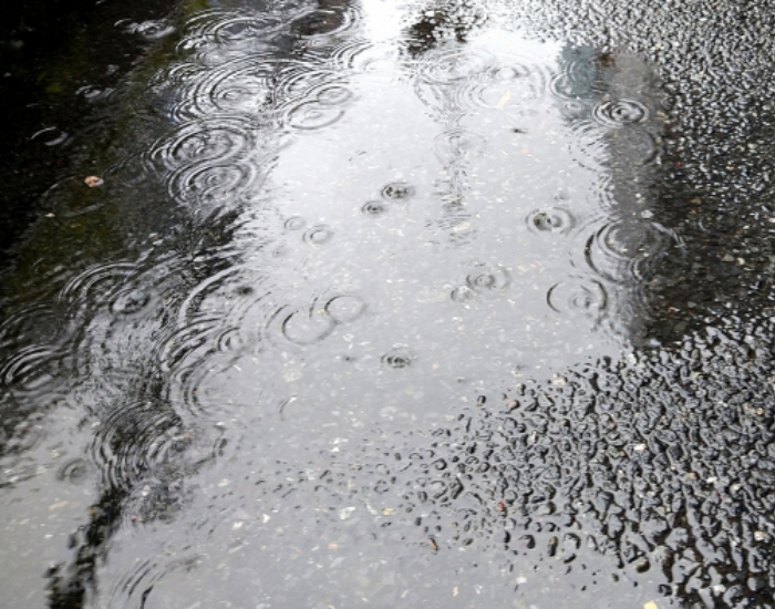 アスファルトの水溜り