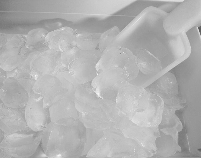 製氷機に入った氷の写真