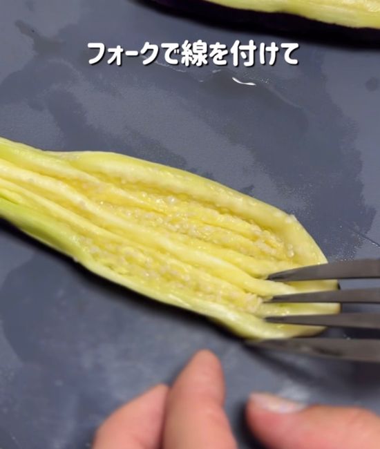 フォークを使って線を付ける様子