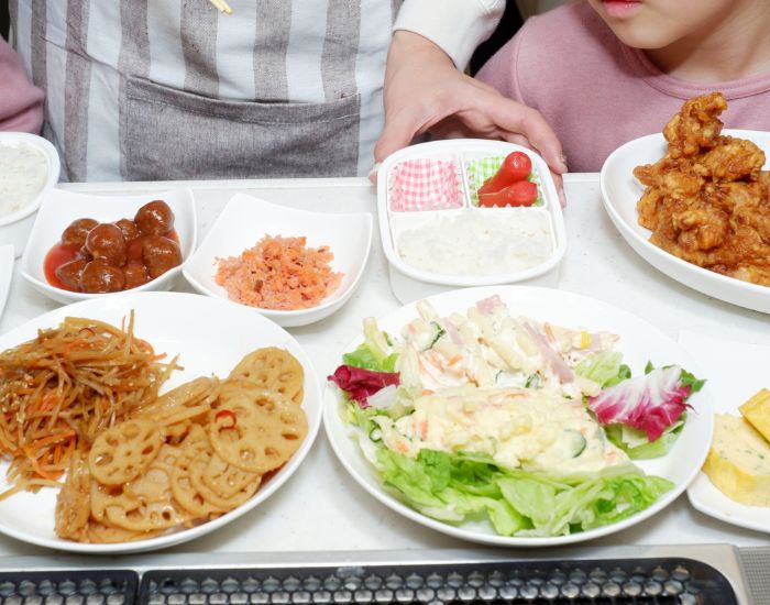 お弁当を作る様子