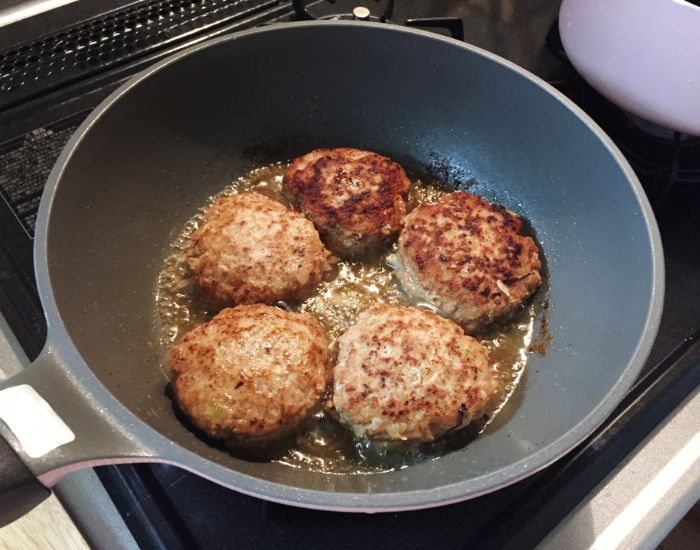 ハンバーグを焼く様子
