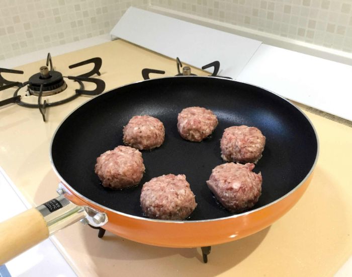 フライパンに並べられたハンバーグ