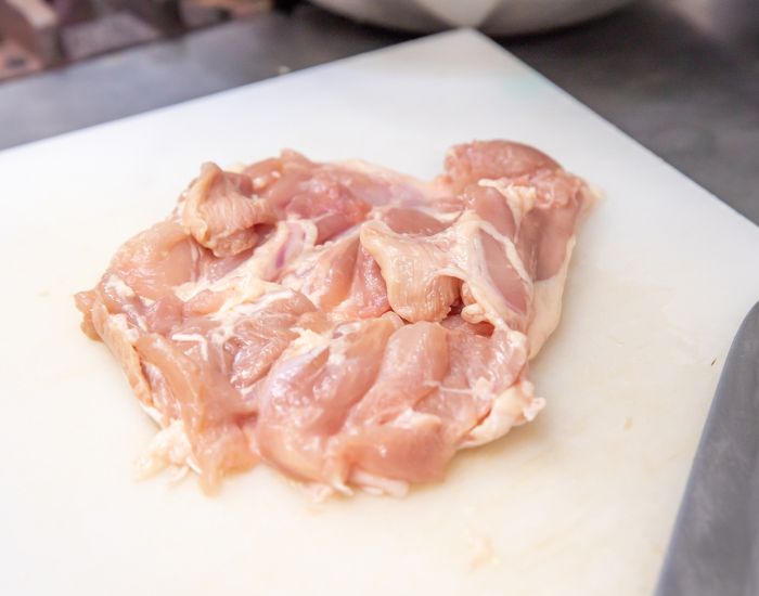 まな板に置かれた鶏肉
