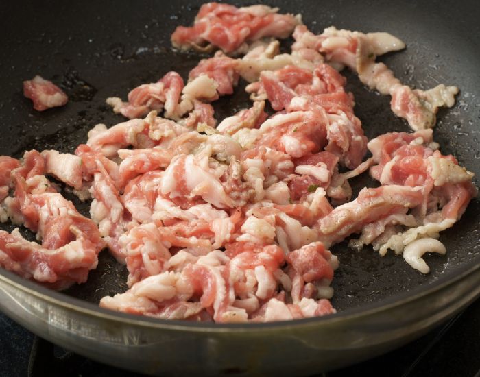 肉を炒める様子