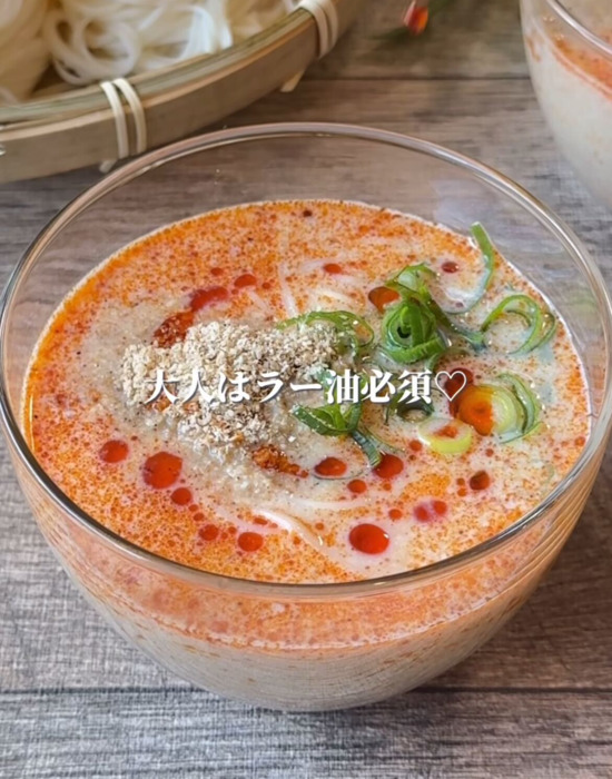 麻婆豆腐の素で作ったそうめんつけだれにラー油をかけている様子
