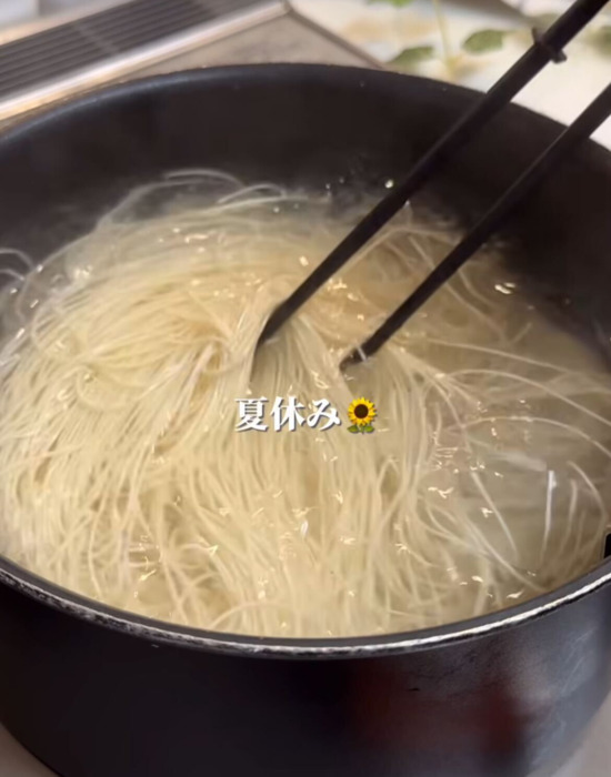 そうめんをゆでている様子