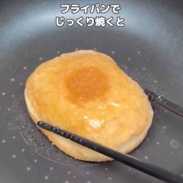 冷凍庫で冷やした『エンゼルクリーム』をフライパンで焼く様子