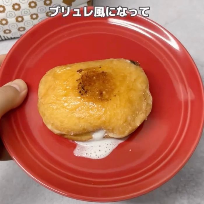 焼いた『エンゼルクリーム』を皿にのせた様子