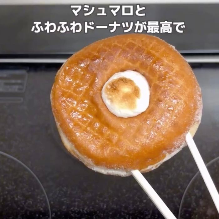 穴にマシュマロを入れた『シュガーレイズド』に焼き目をつけた様子