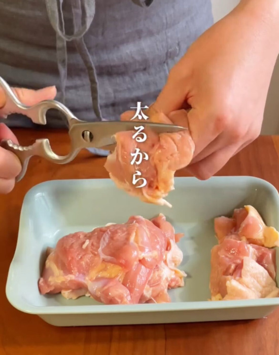 鶏肉を切っている様子