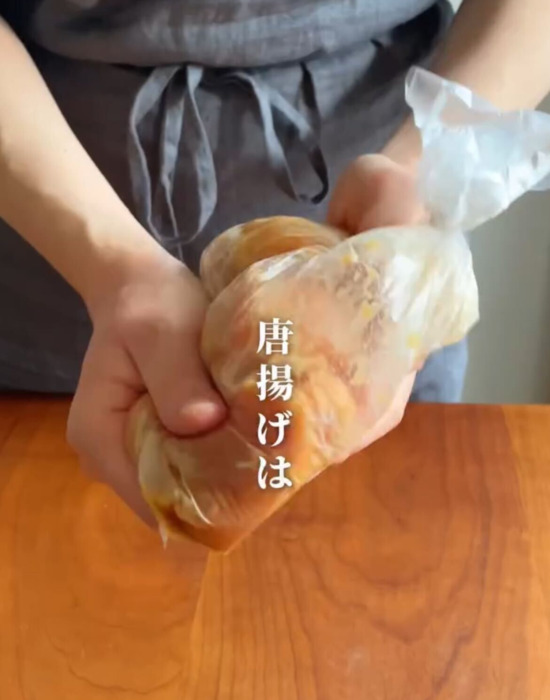 鶏肉にした味をつけている様子