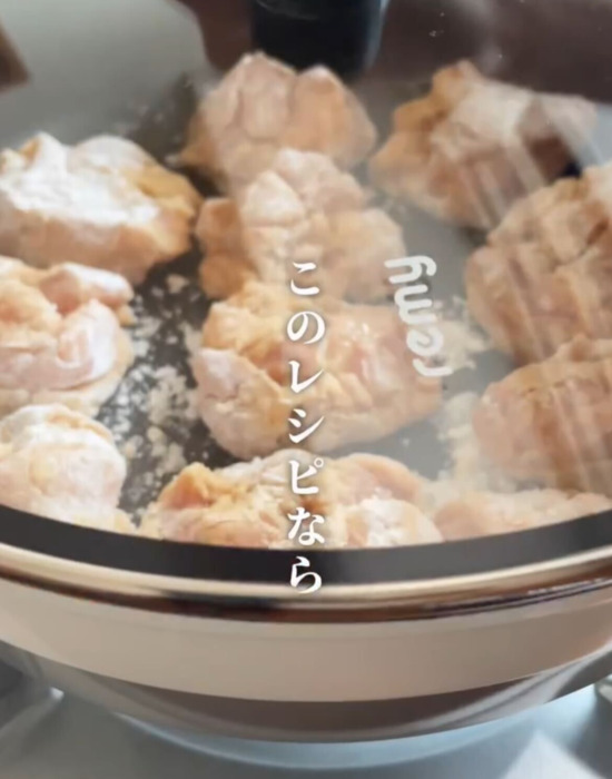 から揚げをフライパンで焼いている様子